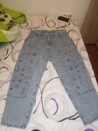 Pantalones vaqueros con estampado LV talla M