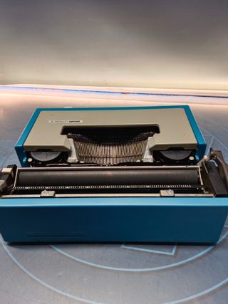 preciosa Máquina de escribir olivetti lettera 31