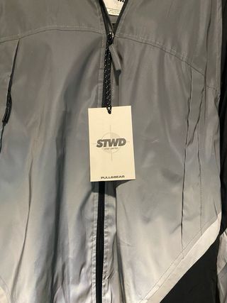 Abrigo con estampado artístico