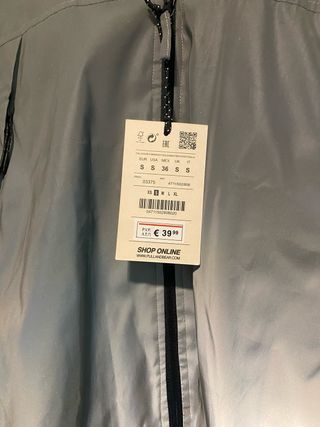 Abrigo con estampado artístico