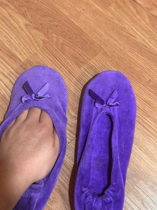 Pantuflas moradas cómodas con suela acolchada
