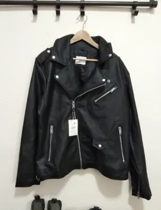 Cazadora negra polipiel Bershka Talla L