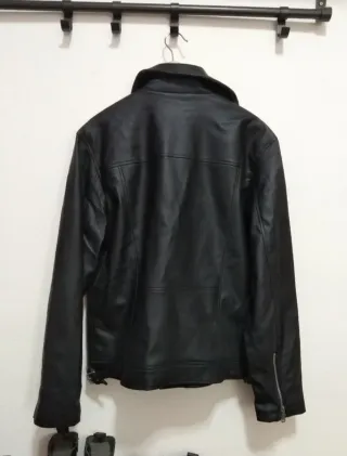 Cazadora negra polipiel Bershka Talla L