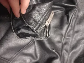 Cazadora negra polipiel Bershka Talla L