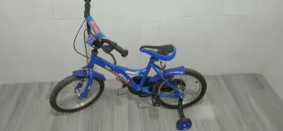 Bicicleta infantil azul con ruedines
