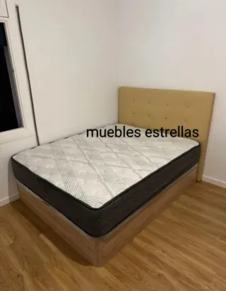 Canapé y colchón beige y marrón