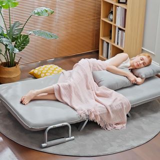 Sofá Cama de 2 Plazas con Respaldo Regulable en 5 Niveles, Sofá Cama Matrimonial Plegable con 2 Cojines para Sala de Estar, en Cuero Sintético y Acero, 111X80X78 Cm, Gris Claro