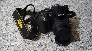 Cámara Nikon D3400 Reflex Digital y Objetico de 20