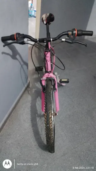 Bicicleta rosa infantil