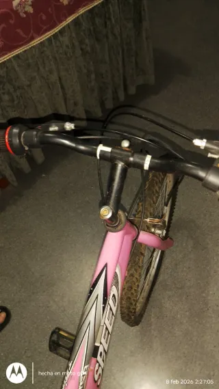 Bicicleta rosa infantil