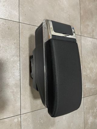 Reposabrazos Peugeot 208 Negro y cromado