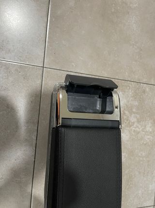 Reposabrazos Peugeot 208 Negro y cromado