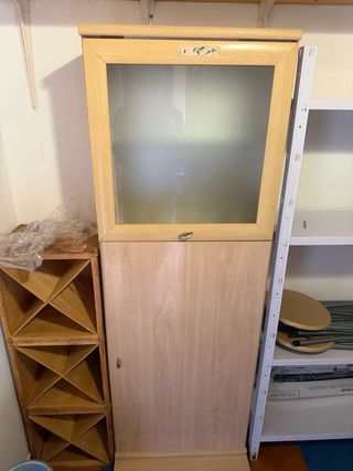 Armario de madera con puerta de cristal