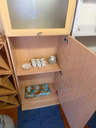 Armario de madera con puerta de cristal