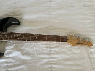 Guitarra Yamaha ERG121C Negra