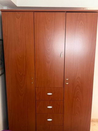 Armario de madera marrón