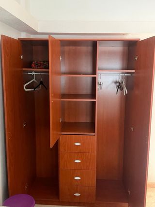 Armario de madera marrón