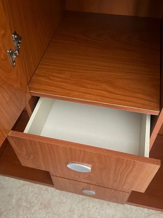 Armario de madera marrón