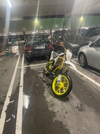 Rieju Spike RR Supermotard Blanca y Amarilla