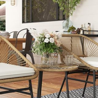 Conjunto de Jardín de 3 Piezas en Rattan PE y Acero, Conjunto de 2 Sillas con Cojines y Mesa de Café Cilíndrica con Tapa de Vidrio, Conjunto de Muebles para Balcón, para Patio y Jardín, Color Madera
