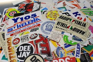 Pegatinas emisoras de radio extranjeras.