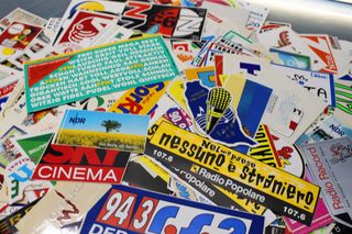 Pegatinas emisoras de radio extranjeras.