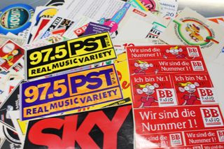 Pegatinas emisoras de radio extranjeras.