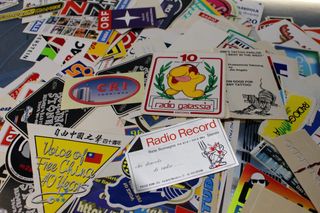 Pegatinas emisoras de radio extranjeras.