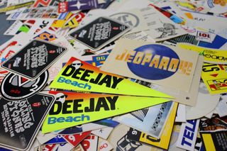 Pegatinas emisoras de radio extranjeras.