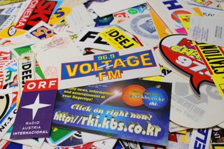 Pegatinas emisoras de radio extranjeras.