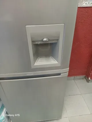 Jarra de plástico blanca para agua