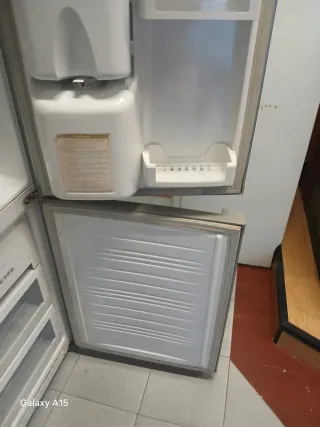 Jarra de plástico blanca para agua