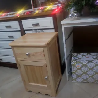 Mesita de noche artesanal de madera
