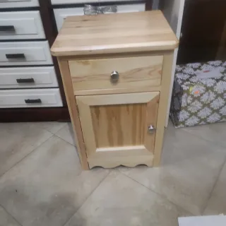 Mesita de noche artesanal de madera