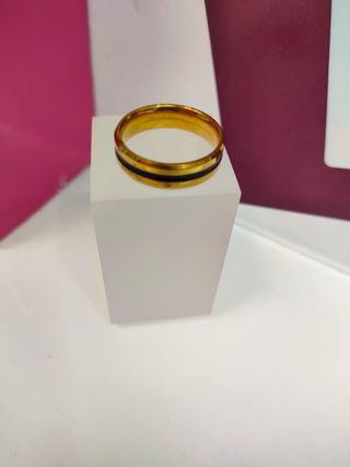 Anillo acero dorado con linea negra fina T21
