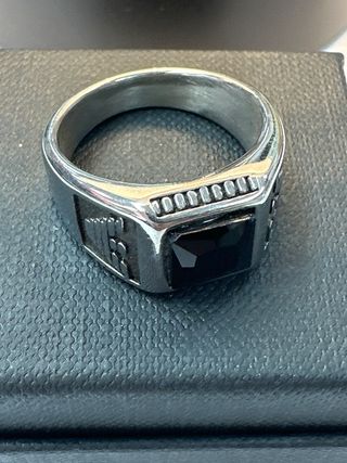 Anillo acero plateado con piedra negra cuadrada T22