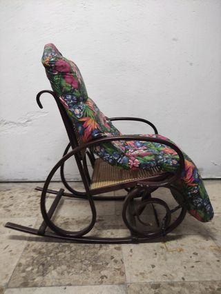 Mecedora de madera y mimbre con cojín