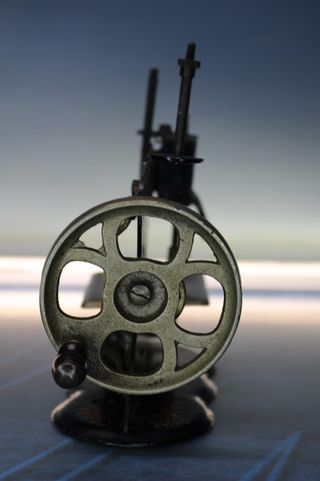 Antigua máquina de coser de juguete ¿Muller?