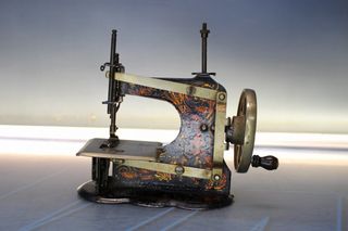 Antigua máquina de coser de juguete ¿Muller?