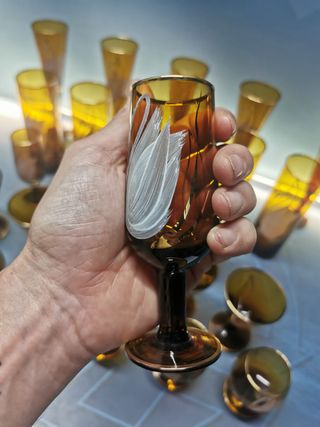 Juego de cristal, 28 vasos diferentes ( tubo, champan, licor..) ambar años 70, decoración de cisne