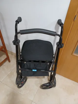 Andador para ancianos con asiento