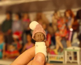 Bebé mini muñeco con gorrito rosa