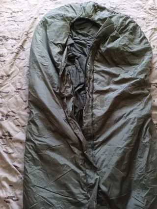 Saco de dormir de color verde, ideal para activida