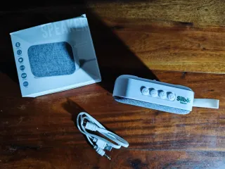 Altavoz Portátil Gris y Blanco