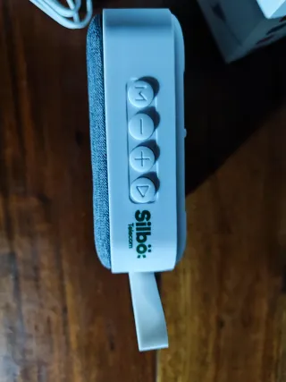 Altavoz Portátil Gris y Blanco