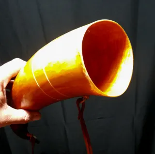 Cuerno de caza con correa