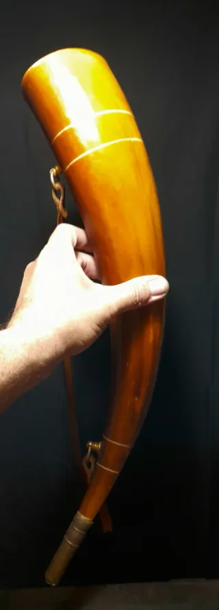 Cuerno de caza con correa