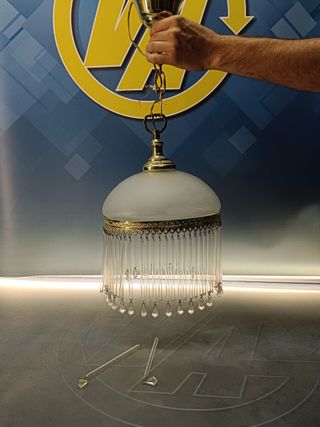 Preciosa Lámpara de latón y cristal , con colgantes, diametro 25 cm.