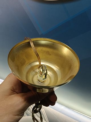 Preciosa Lámpara de latón y cristal , con colgantes, diametro 25 cm.