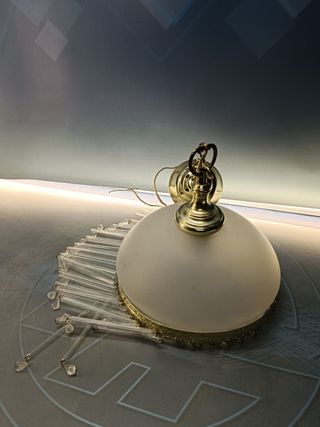 Preciosa Lámpara de latón y cristal , con colgantes, diametro 25 cm.